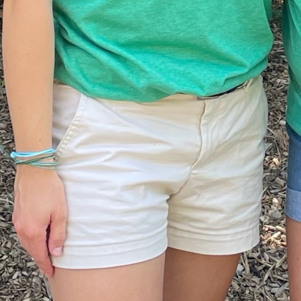 GAP Khaki 3.25in Inseam Shorts (size 2)